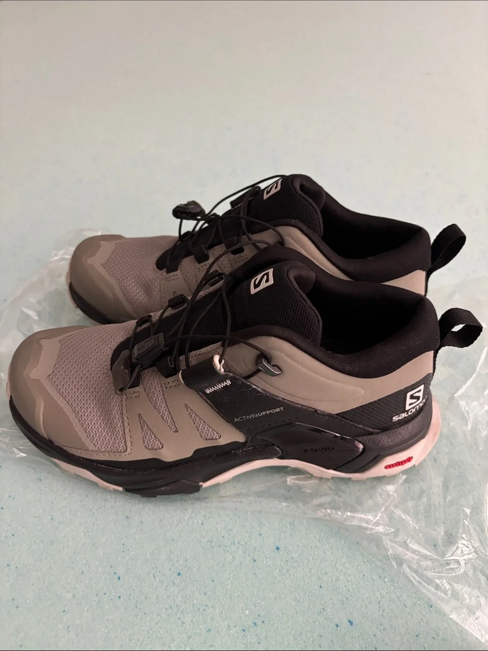 Salomon Women's Athletic Trail Shoes in Light Gray and Black Size 5